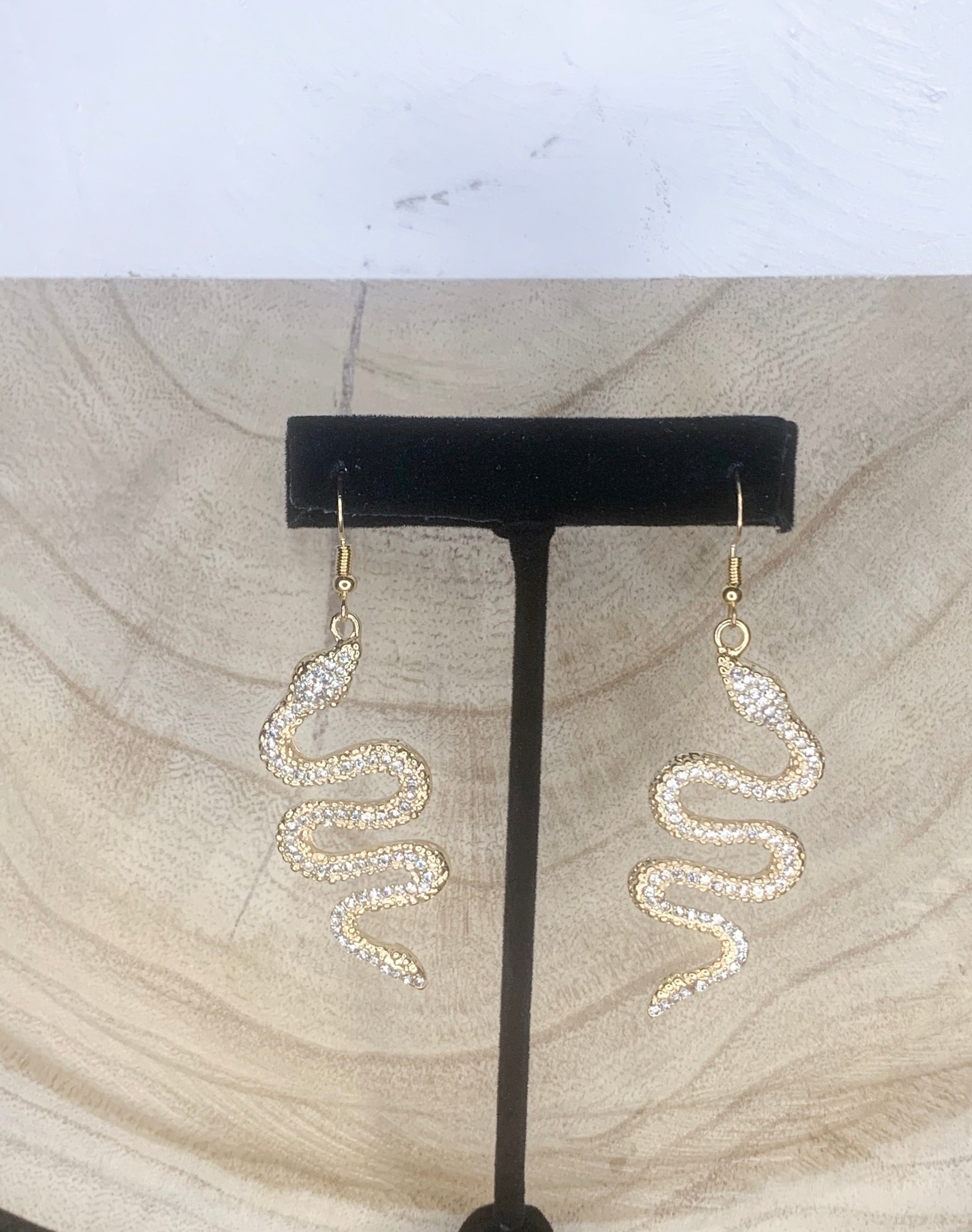 Elegant Serpent Earring in Gold