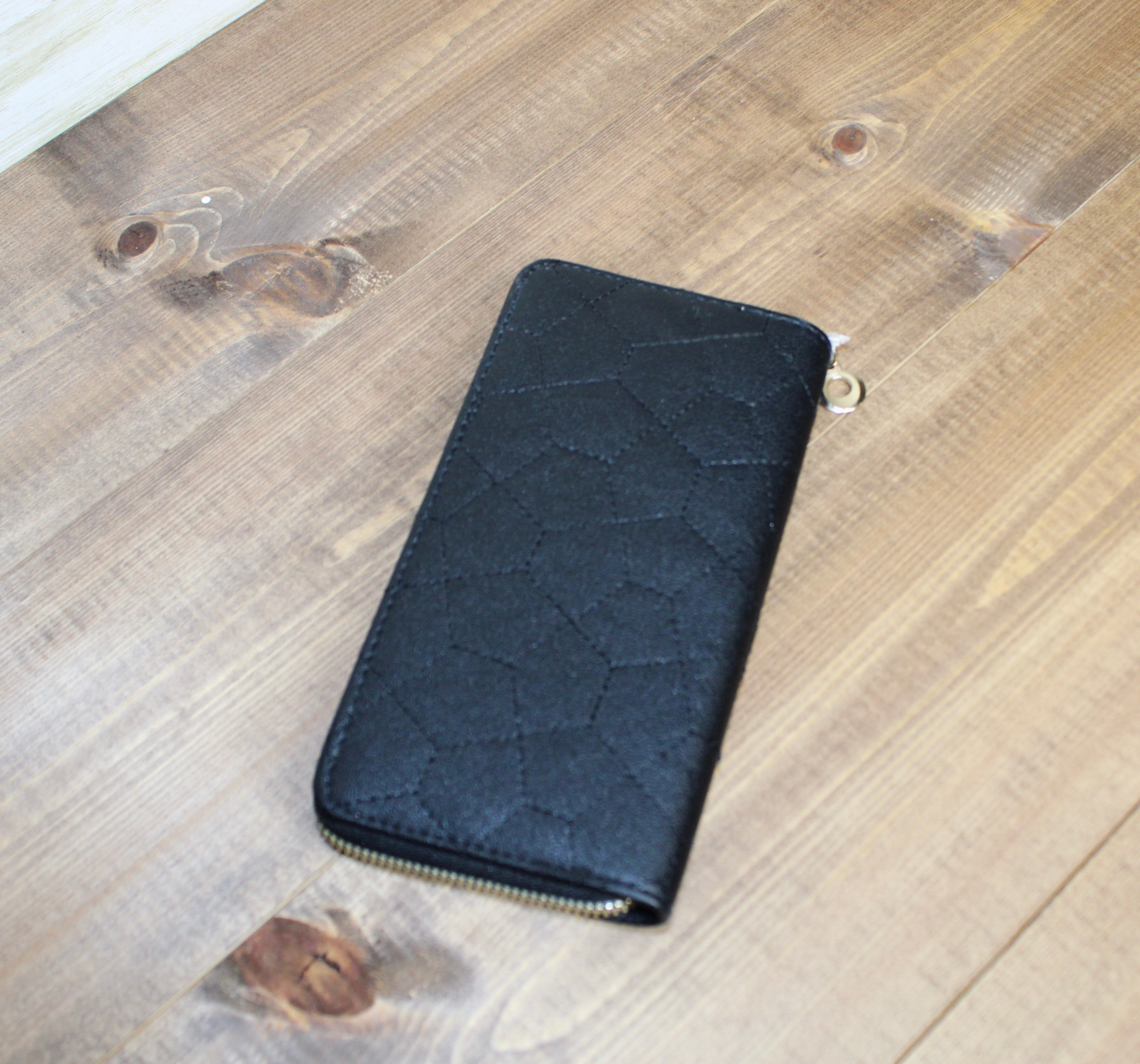 Large wallet with zipper