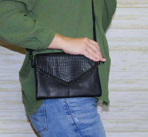 Sassy Snakeskin Crossbody- black