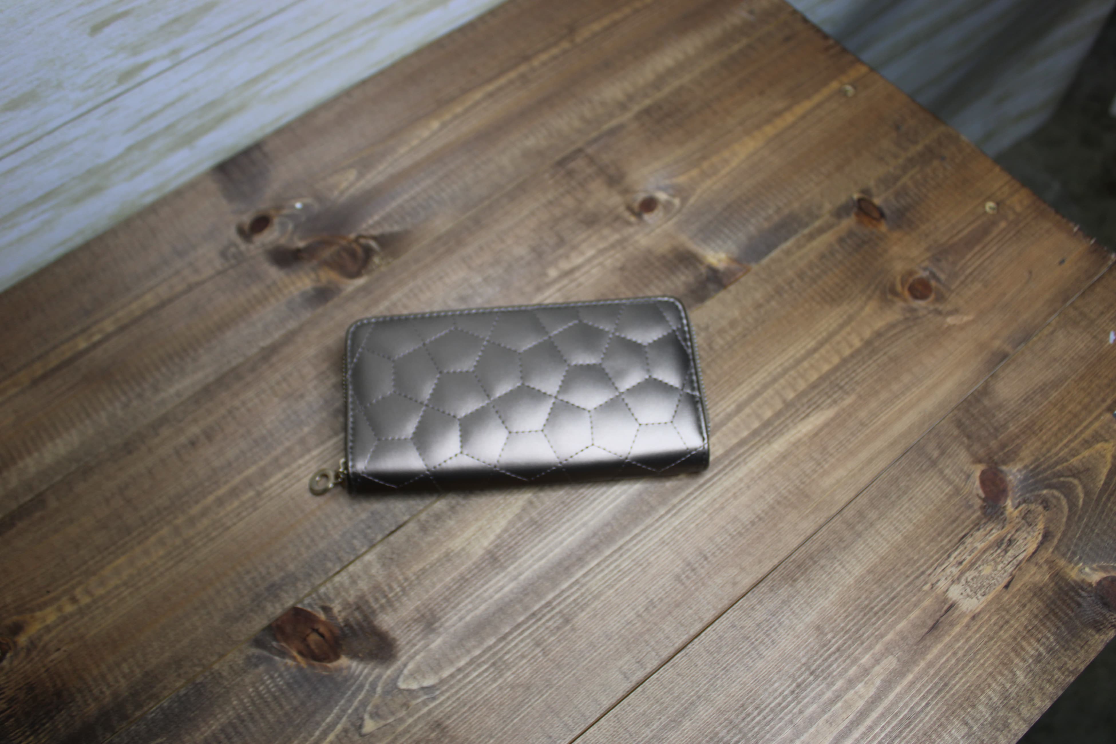 Large wallet with zipper